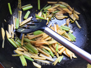 芹菜炒土豆的做法步骤：7