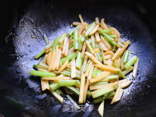 芹菜炒土豆的做法步骤：8