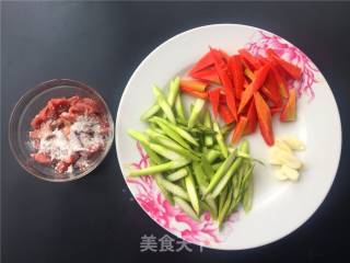 芦笋炒牛肉的做法步骤：2
