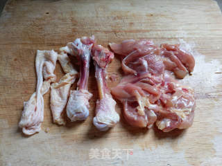 青椒炒鸡腿肉的做法步骤：1