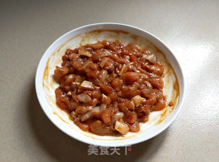 青椒炒鸡腿肉的做法步骤：2