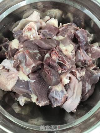 电饭锅做的子姜焖鸭的做法步骤：1