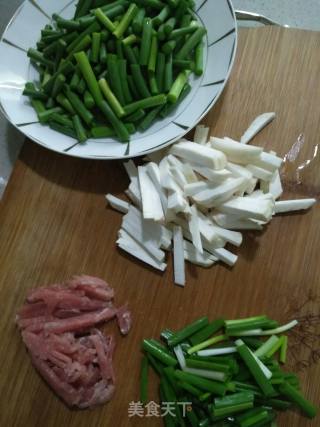 杏鲍菇炒蒜苔的做法步骤：3