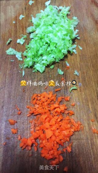 祥瑞餐桌大虾胡萝卜儿童水饺的做法步骤：2