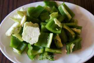 青椒炒拆骨肉的做法步骤：2
