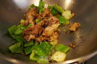 青椒炒拆骨肉的做法步骤：4