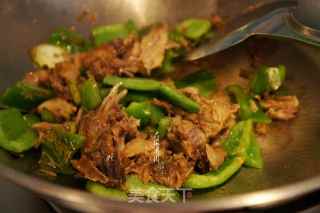 青椒炒拆骨肉的做法步骤：5