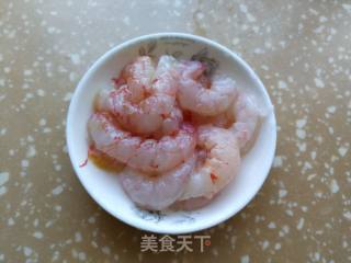 玉米豌豆炒虾仁的做法步骤：1