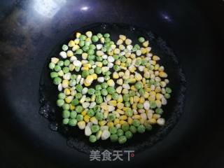 玉米豌豆炒虾仁的做法步骤：4