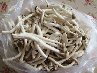 蟹味菇炒肉的做法步骤：1