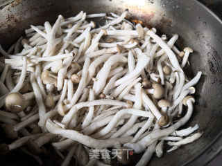 蟹味菇炒肉的做法步骤：2