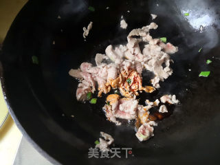 蟹味菇炒肉的做法步骤：6