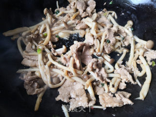 蟹味菇炒肉的做法步骤：8
