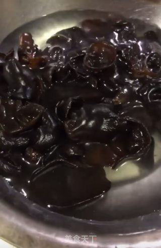 家庭木耳炒腐竹教程的做法步骤：1