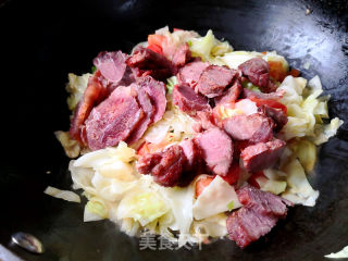 牛肉炒圆白菜的做法步骤：8