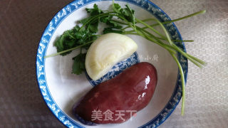 孜然洋葱煸腰片的做法步骤：1