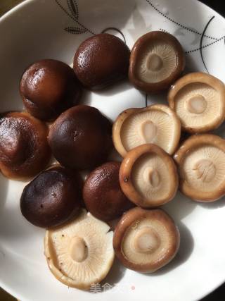香菇油菜的做法步骤：1