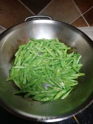 炒豆角的做法步骤：3