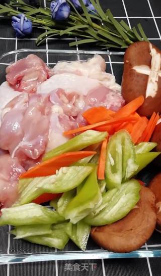 家常炖鸡的做法步骤：1
