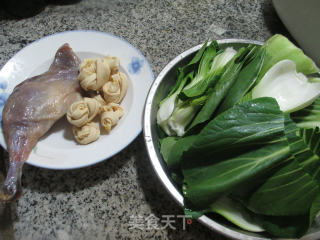 千张结腊鸭腿煮青菜的做法步骤：1