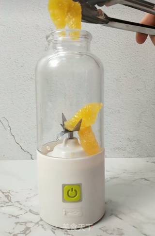 甜蜜橙子胡萝卜汁的做法步骤：1