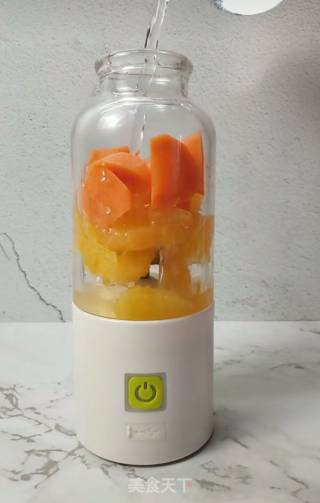 甜蜜橙子胡萝卜汁的做法步骤：3