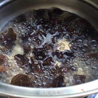 佛手瓜炒木耳的做法步骤：1