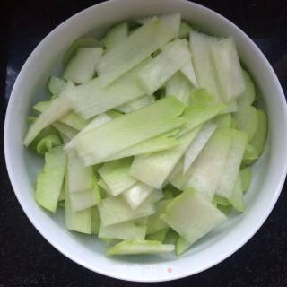 佛手瓜炒木耳的做法步骤：2