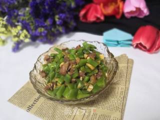 五香鸡肉丁炒扁豆的做法步骤：1