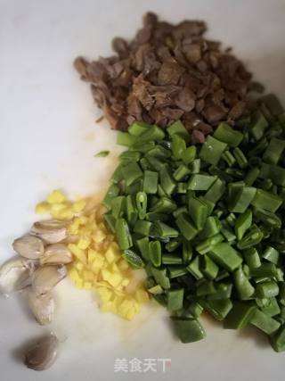 五香鸡肉丁炒扁豆的做法步骤：2