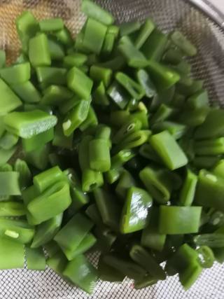 五香鸡肉丁炒扁豆的做法步骤：3