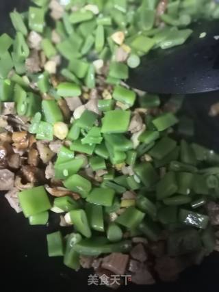 五香鸡肉丁炒扁豆的做法步骤：5