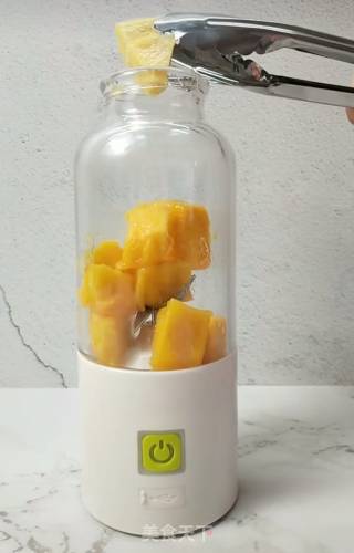 芒果凤梨汁的做法步骤：1