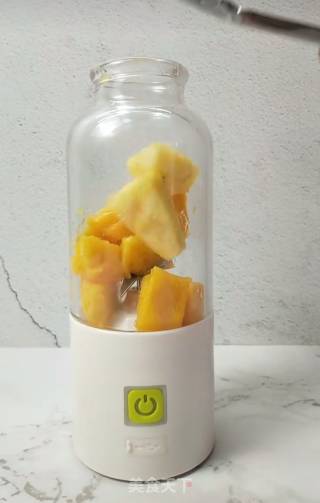 芒果凤梨汁的做法步骤：2