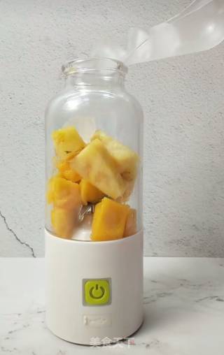 芒果凤梨汁的做法步骤：3