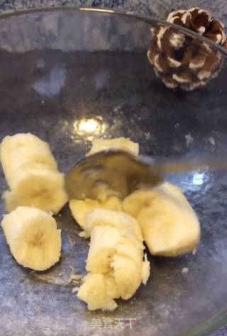 蔓越莓香蕉马芬蛋糕杯的做法步骤：1