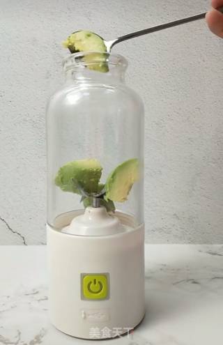 牛油果蜂蜜牛奶饮的做法步骤：1
