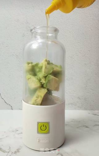 牛油果蜂蜜牛奶饮的做法步骤：2