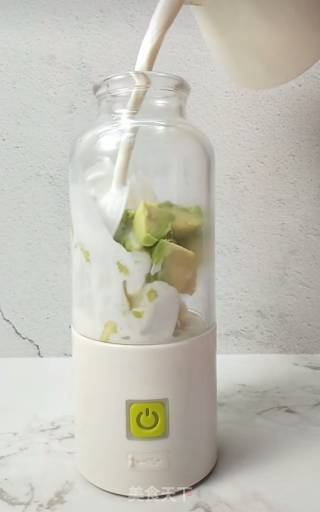 牛油果蜂蜜牛奶饮的做法步骤：4