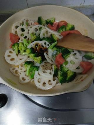 西兰花西红柿炒莲藕的做法步骤：13