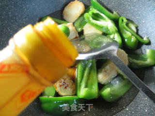 灯椒烧小素鸡的做法步骤：7