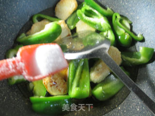 灯椒烧小素鸡的做法步骤：8