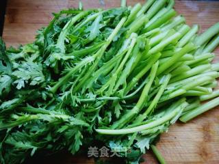 绰拌茼蒿的做法步骤：1