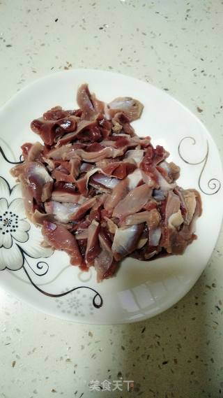 《私房秘制剁椒鸡杂》的做法步骤：1