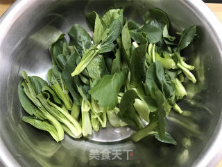 青菜爆鱼米线的做法步骤：1