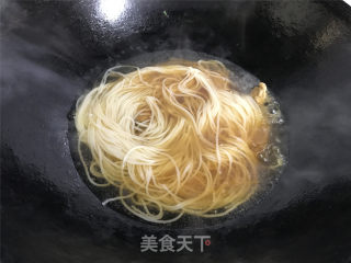 青菜爆鱼米线的做法步骤：6