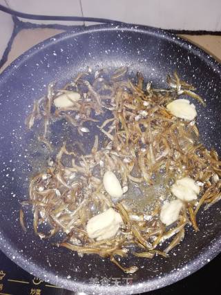 青椒蒜香小鱼仔的做法步骤：2