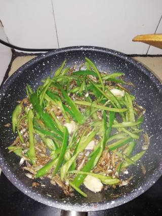 青椒蒜香小鱼仔的做法步骤：3