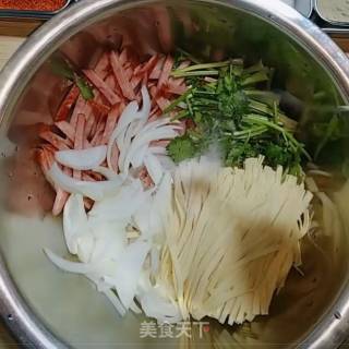红肠拌干丝的做法步骤：2