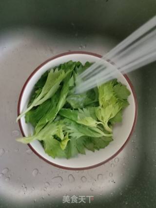 芹菜叶虾皮饼的做法步骤：1